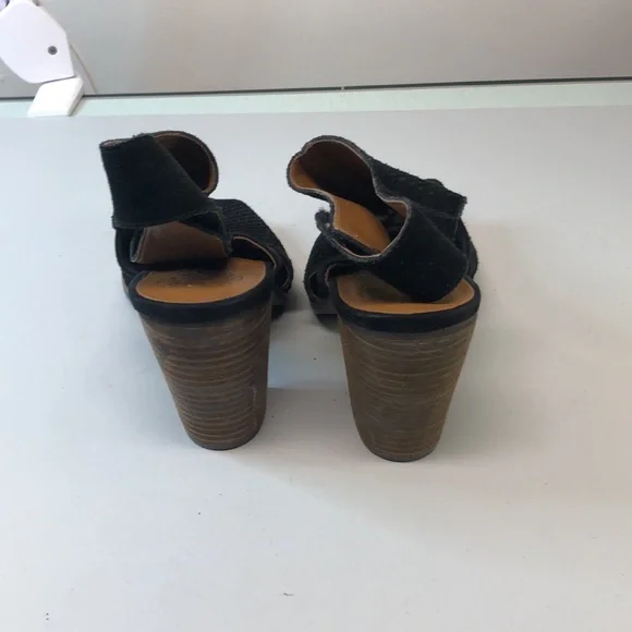 Cute, block heeled, open toed sandals - Picture 9 of 10